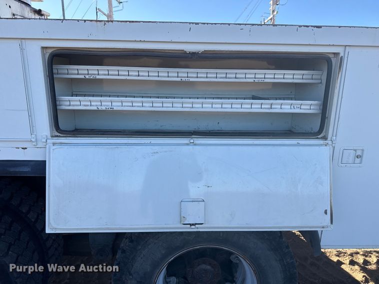 image for item EP2837 1998 International 4900 digger derrick truck