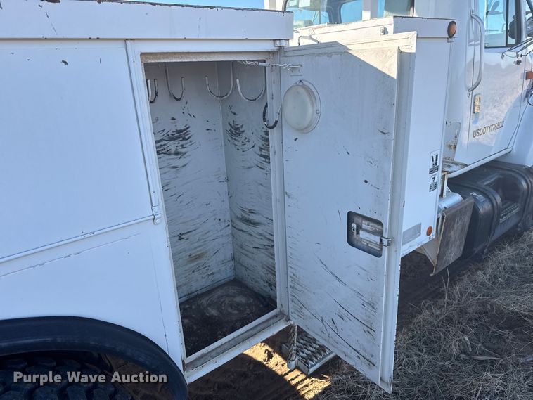 image for item EP2837 1998 International 4900 digger derrick truck