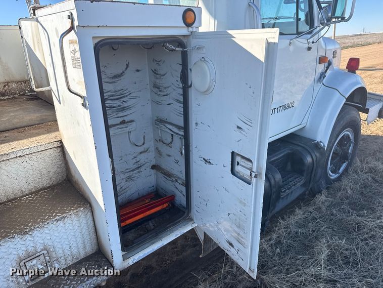 image for item EP2837 1998 International 4900 digger derrick truck