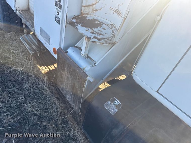 image for item EP2837 1998 International 4900 digger derrick truck