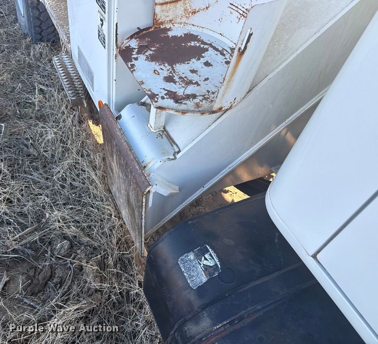 image for item EP2837 1998 International 4900 digger derrick truck