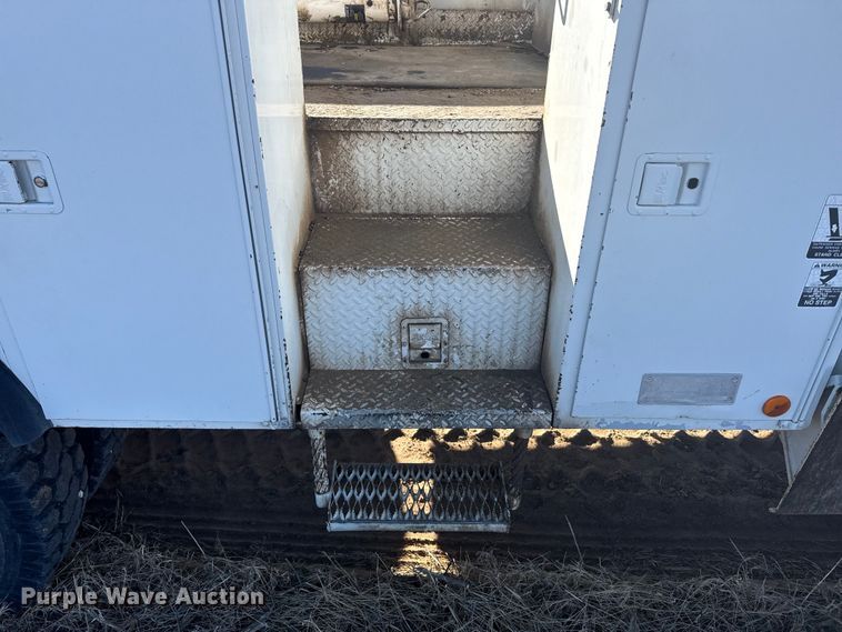 image for item EP2837 1998 International 4900 digger derrick truck