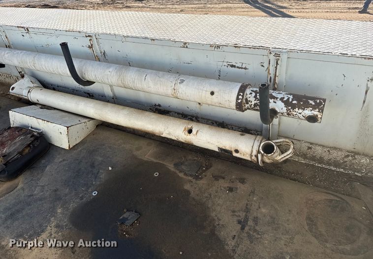 image for item EP2837 1998 International 4900 digger derrick truck