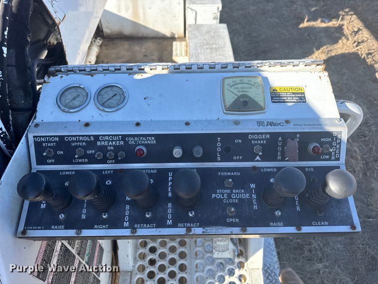 image for item EP2837 1998 International 4900 digger derrick truck