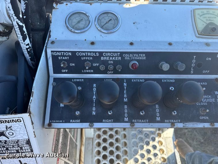 image for item EP2837 1998 International 4900 digger derrick truck