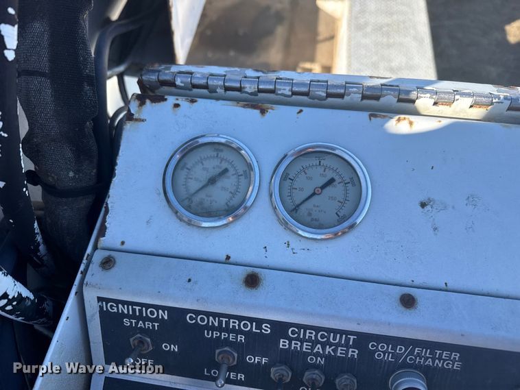 image for item EP2837 1998 International 4900 digger derrick truck