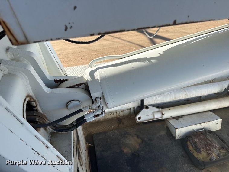 image for item EP2837 1998 International 4900 digger derrick truck