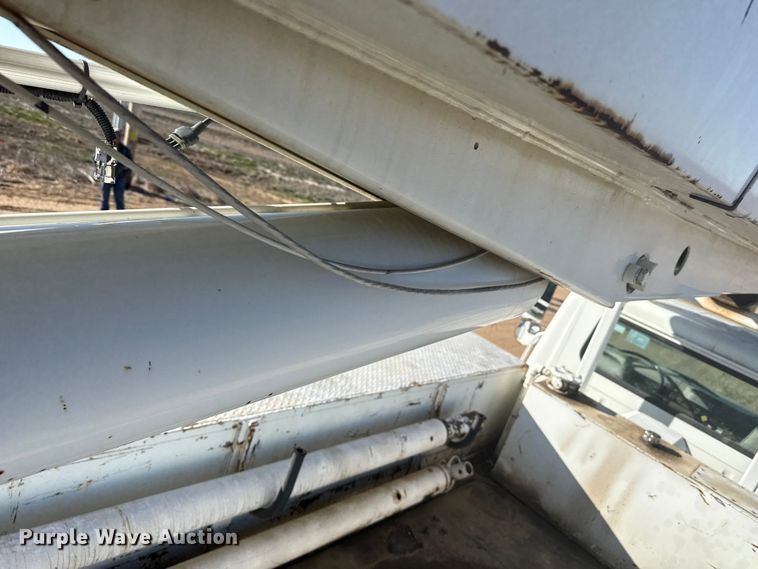 image for item EP2837 1998 International 4900 digger derrick truck