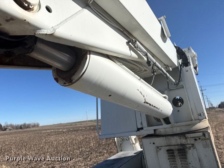 image for item EP2837 1998 International 4900 digger derrick truck