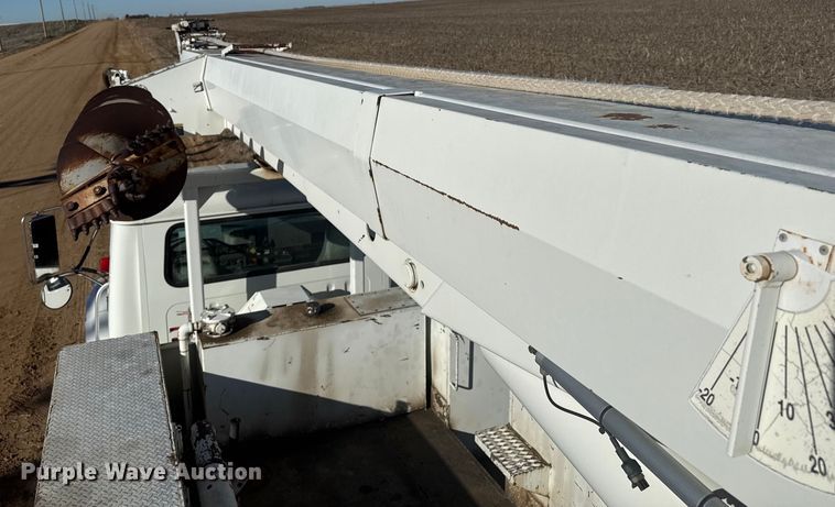 image for item EP2837 1998 International 4900 digger derrick truck