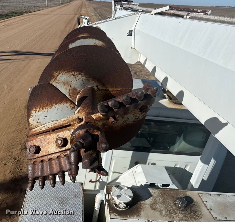 image for item EP2837 1998 International 4900 digger derrick truck