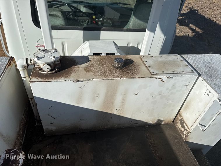 image for item EP2837 1998 International 4900 digger derrick truck