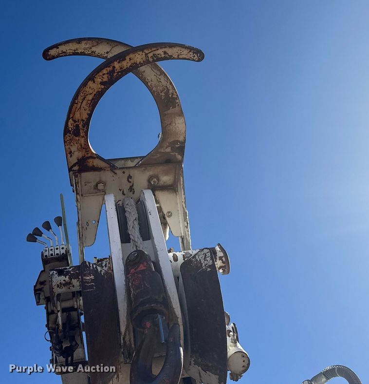 image for item EP2837 1998 International 4900 digger derrick truck