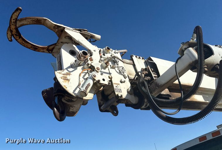 image for item EP2837 1998 International 4900 digger derrick truck