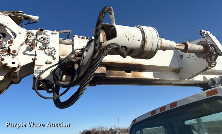 image for item EP2837 1998 International 4900 digger derrick truck