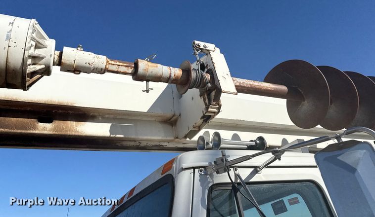 image for item EP2837 1998 International 4900 digger derrick truck