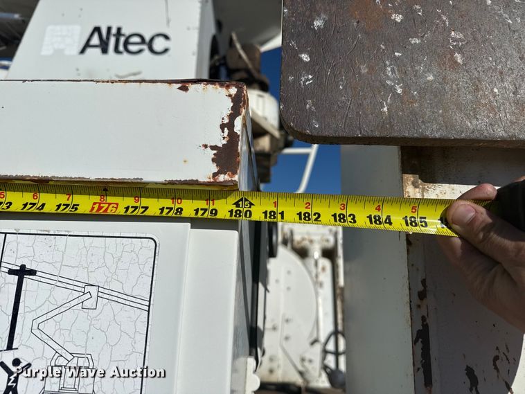 image for item EP2837 1998 International 4900 digger derrick truck