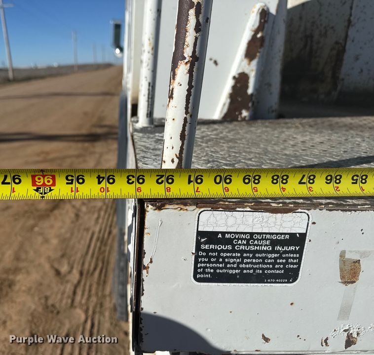 image for item EP2837 1998 International 4900 digger derrick truck