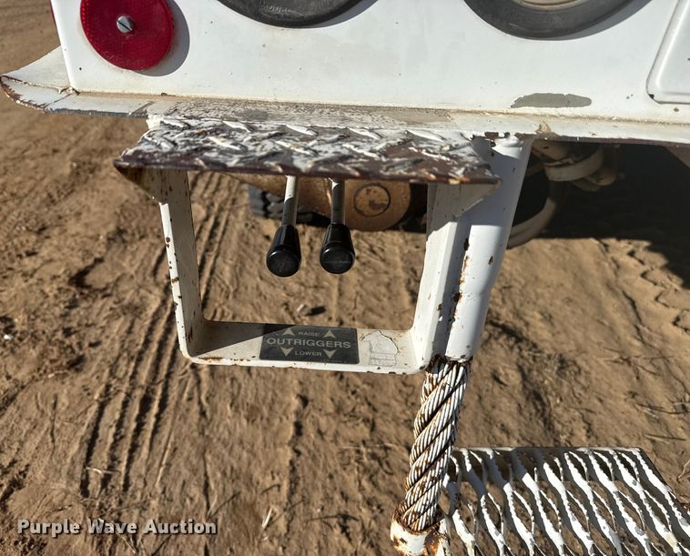 image for item EP2837 1998 International 4900 digger derrick truck