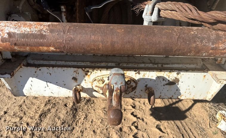 image for item EP2837 1998 International 4900 digger derrick truck