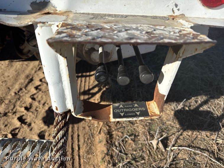 image for item EP2837 1998 International 4900 digger derrick truck