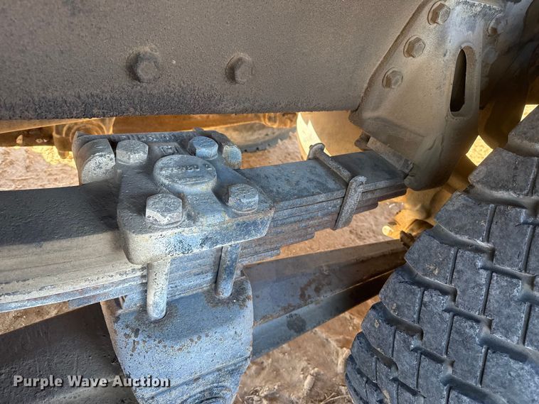 image for item EP2837 1998 International 4900 digger derrick truck