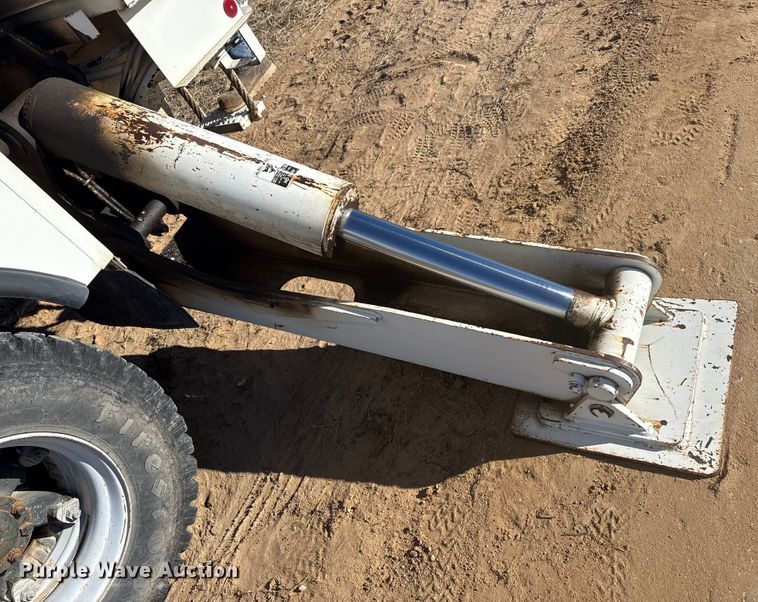 image for item EP2837 1998 International 4900 digger derrick truck