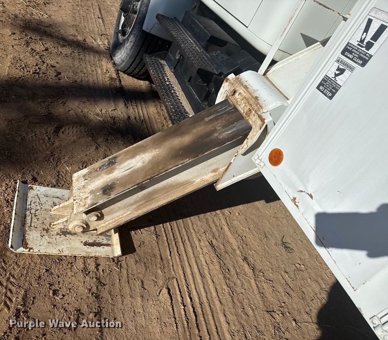 image for item EP2837 1998 International 4900 digger derrick truck