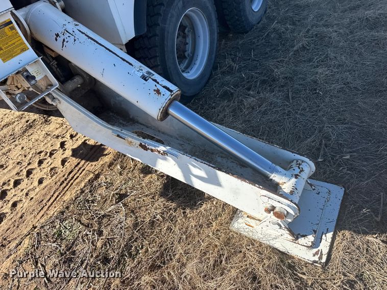 image for item EP2837 1998 International 4900 digger derrick truck