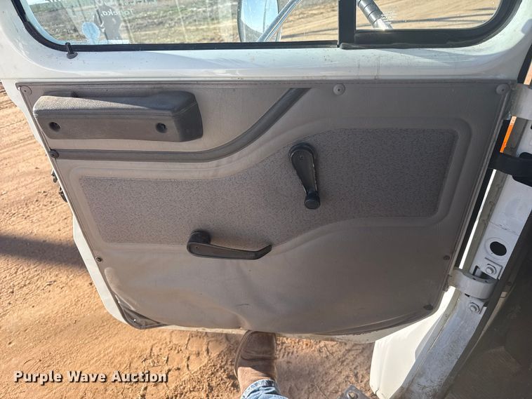 image for item EP2837 1998 International 4900 digger derrick truck