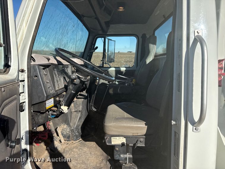 image for item EP2837 1998 International 4900 digger derrick truck