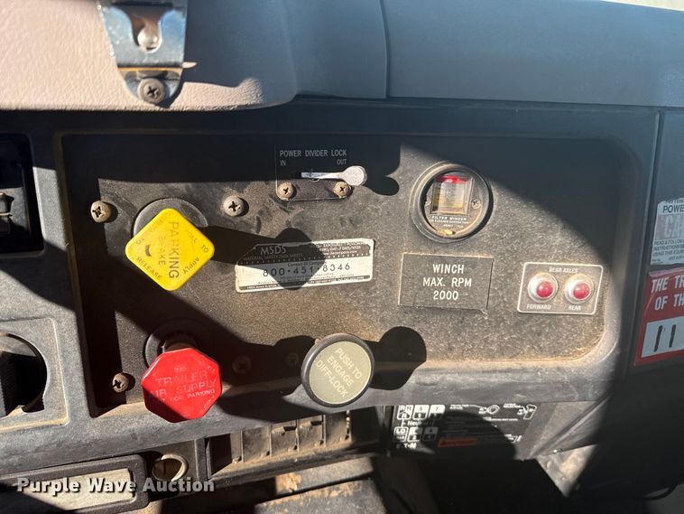 image for item EP2837 1998 International 4900 digger derrick truck