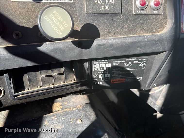 image for item EP2837 1998 International 4900 digger derrick truck