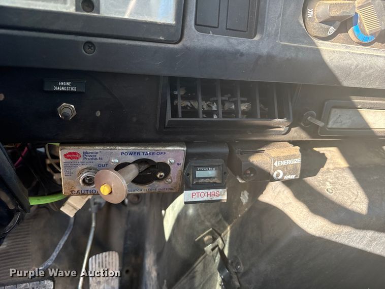 image for item EP2837 1998 International 4900 digger derrick truck