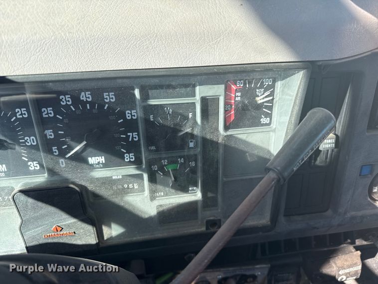 image for item EP2837 1998 International 4900 digger derrick truck