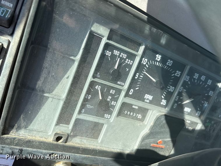 image for item EP2837 1998 International 4900 digger derrick truck