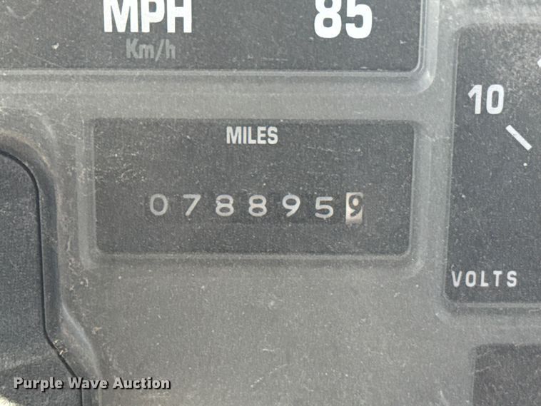 image for item EP2837 1998 International 4900 digger derrick truck