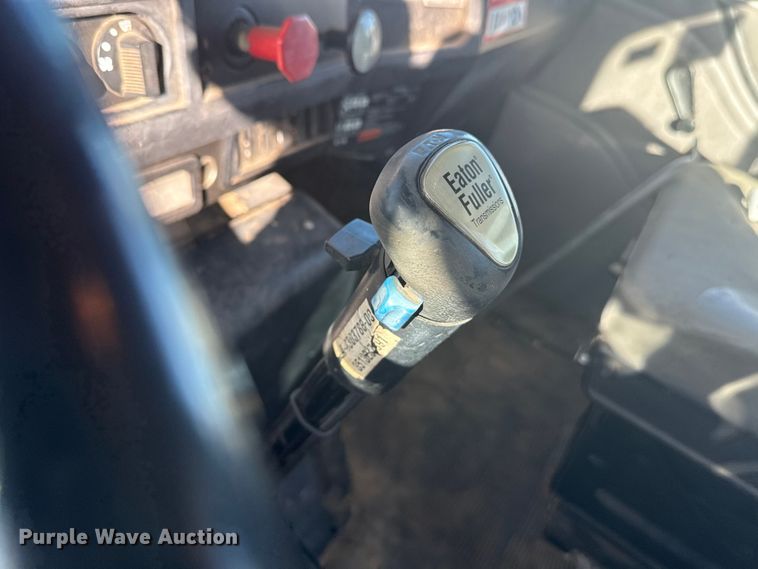 image for item EP2837 1998 International 4900 digger derrick truck