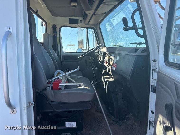 image for item EP2837 1998 International 4900 digger derrick truck