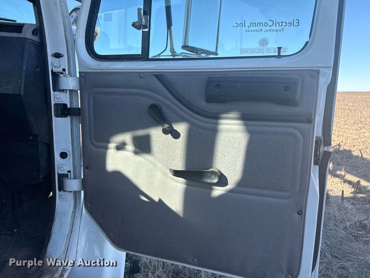 image for item EP2837 1998 International 4900 digger derrick truck