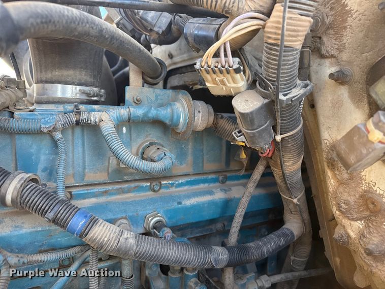 image for item EP2837 1998 International 4900 digger derrick truck