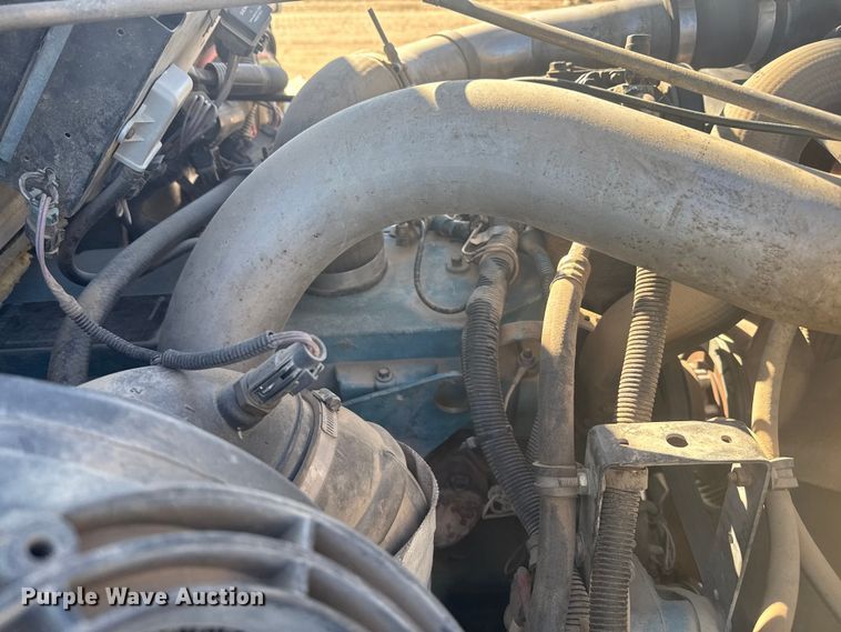 image for item EP2837 1998 International 4900 digger derrick truck