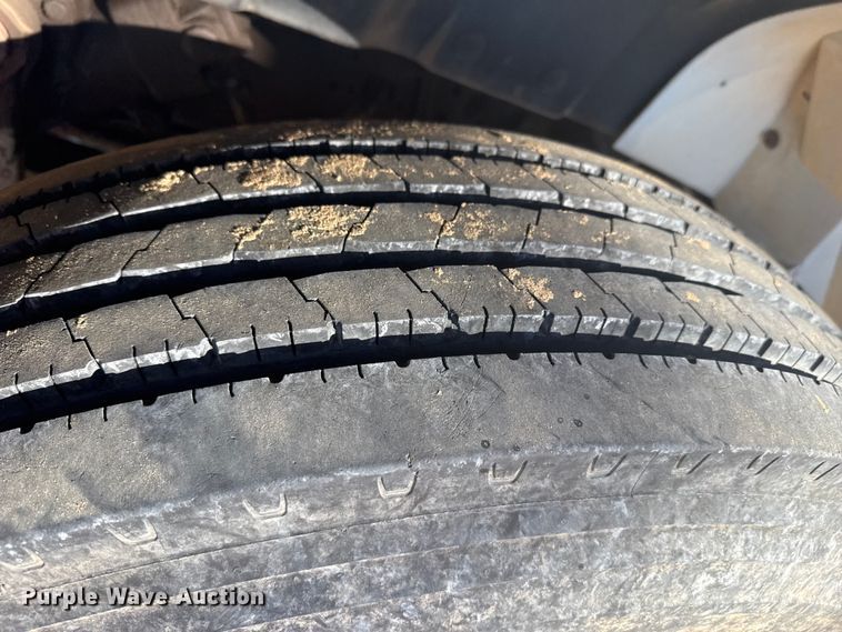 image for item EP2837 1998 International 4900 digger derrick truck