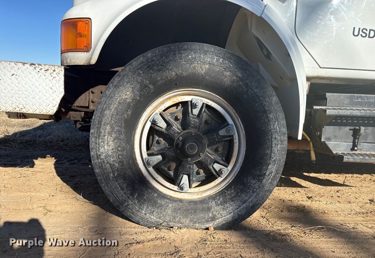 image for item EP2837 1998 International 4900 digger derrick truck