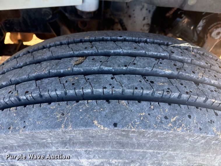 image for item EP2837 1998 International 4900 digger derrick truck