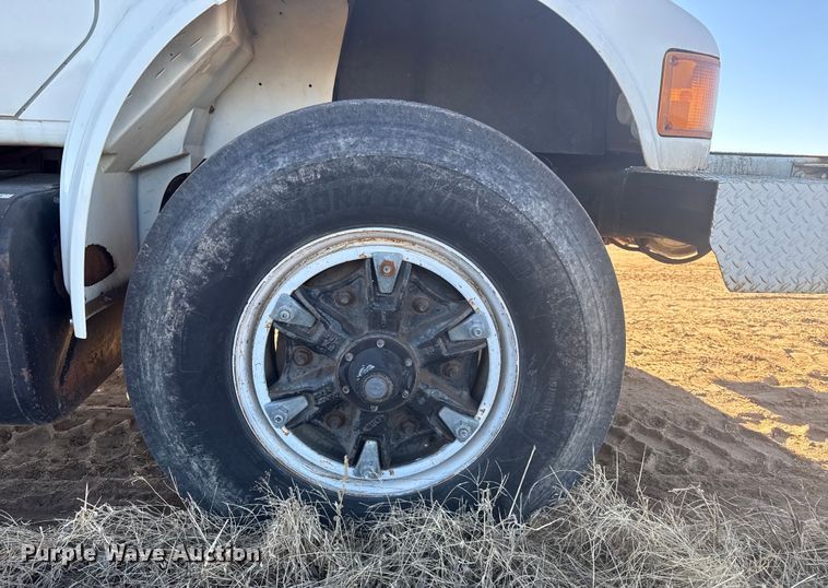 image for item EP2837 1998 International 4900 digger derrick truck