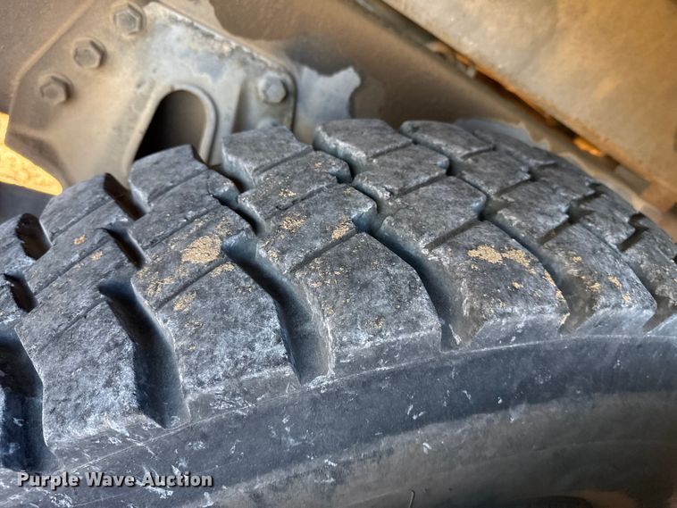 image for item EP2837 1998 International 4900 digger derrick truck