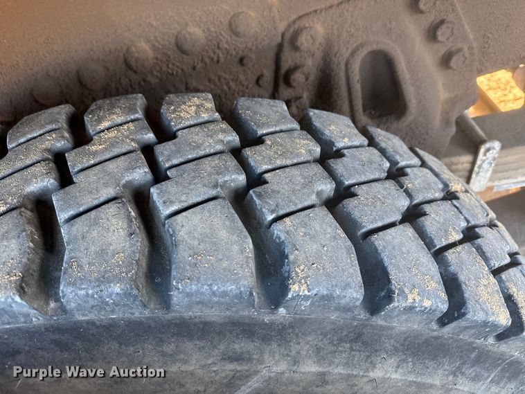 image for item EP2837 1998 International 4900 digger derrick truck