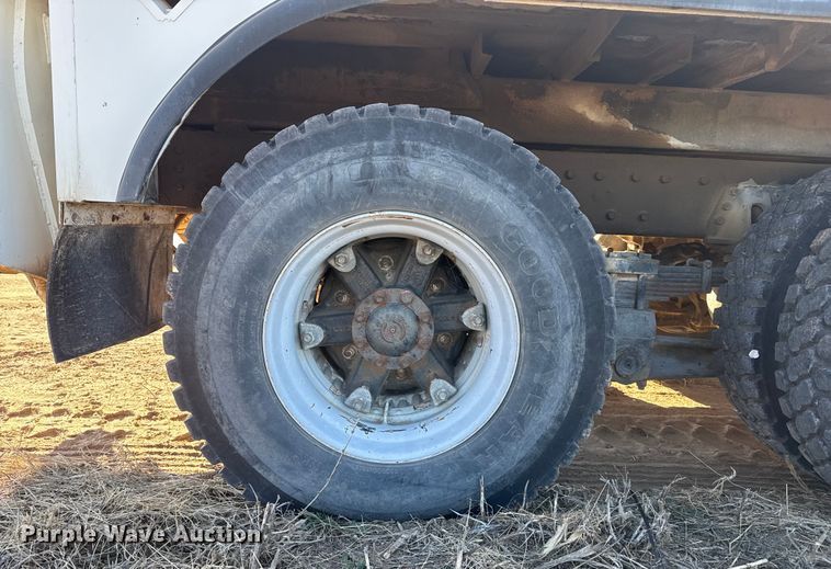 image for item EP2837 1998 International 4900 digger derrick truck