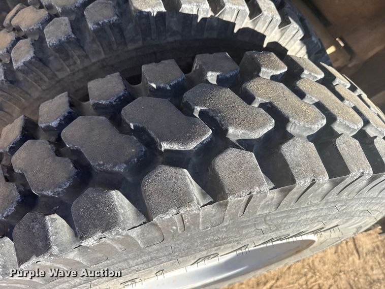 image for item EP2837 1998 International 4900 digger derrick truck